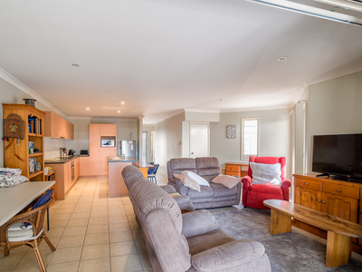 40 / 1 Ibis Boulevard, Eli Waters