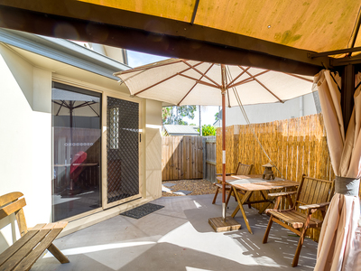 40 / 1 Ibis Boulevard, Eli Waters