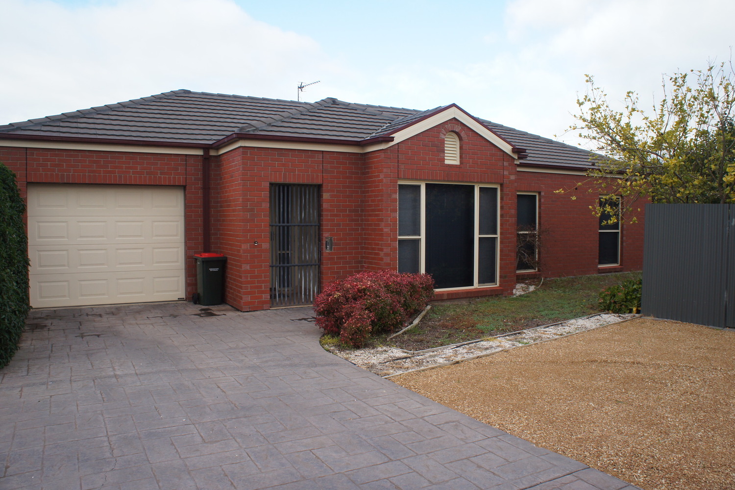 2 / 6 Carroll Street, Horsham