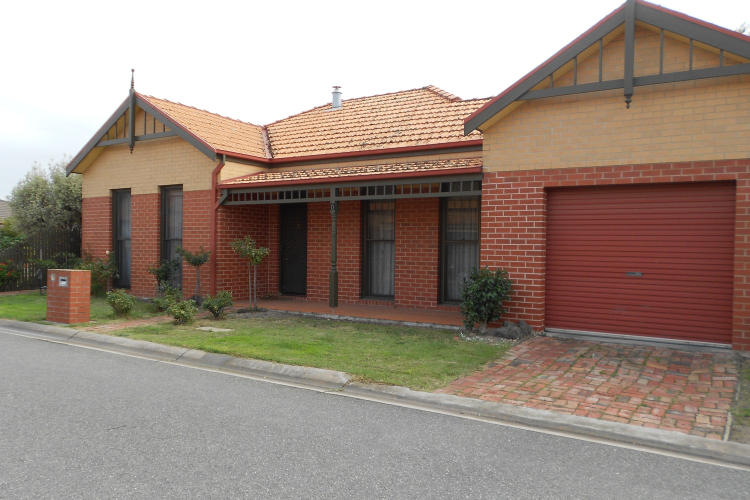 6 Hopkins Drive, Horsham