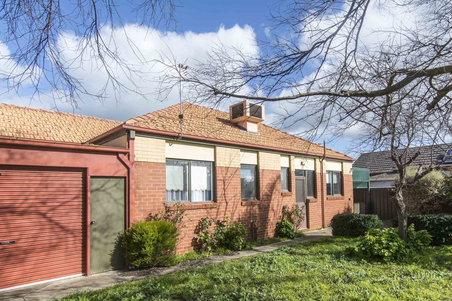 6 Hopkins Drive, Horsham