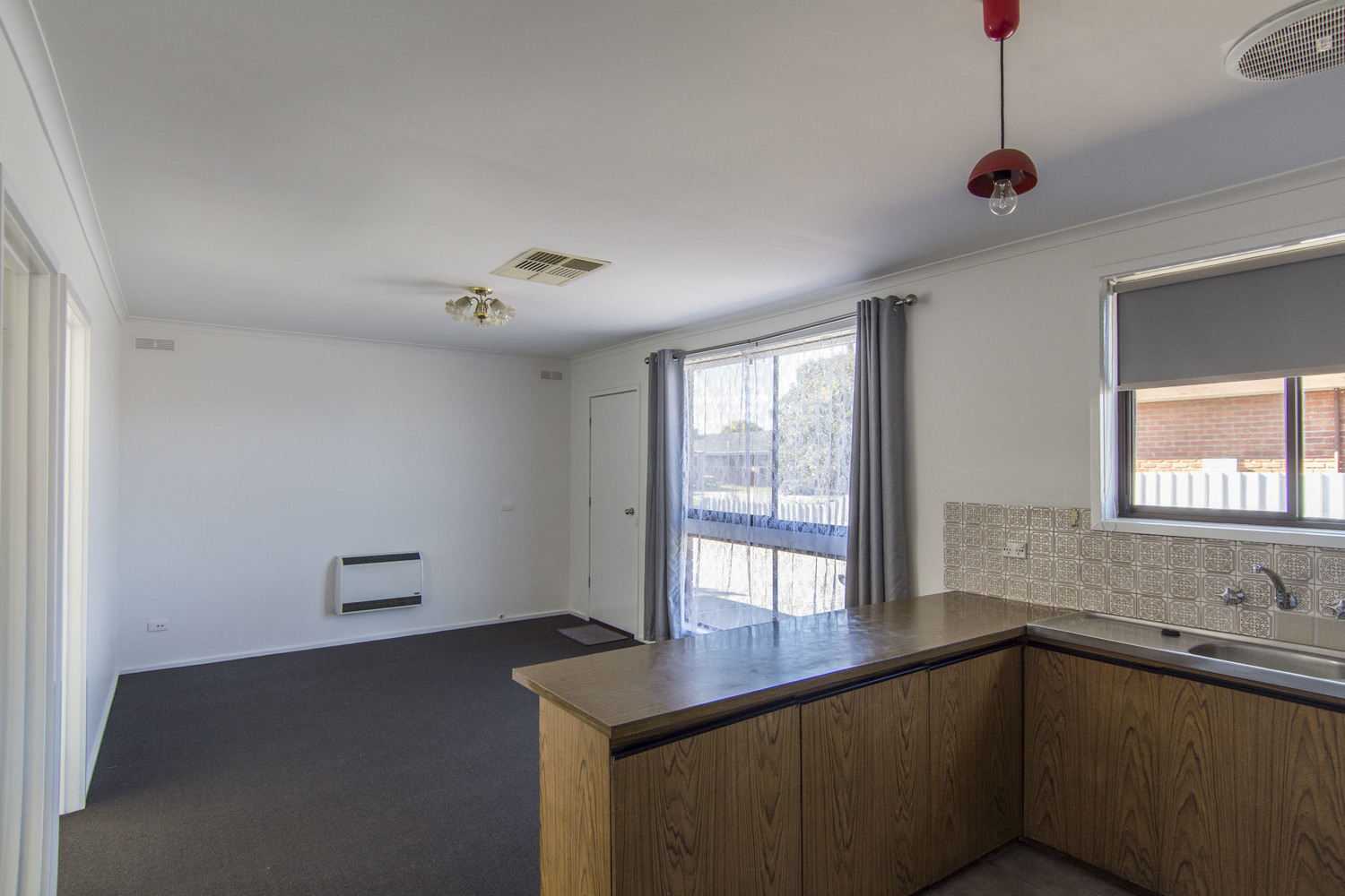 1 / 15 Schwarz Avenue, Horsham