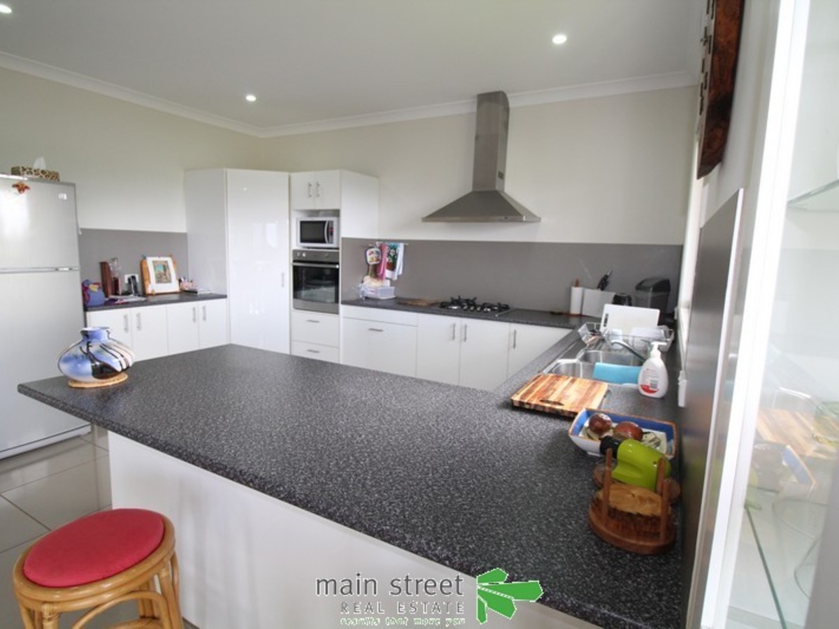4 Lavender Cres, Atherton