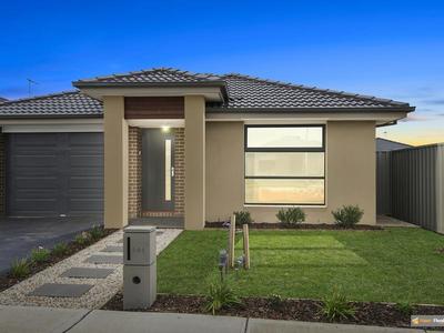 141 Lineham Drive, Cranbourne East