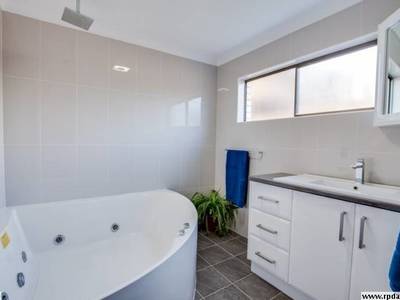 18 HILLCREST AVENUE, Scarness