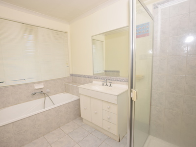 2 Macleod Way, Lynbrook
