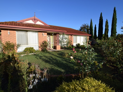 2 Macleod Way, Lynbrook