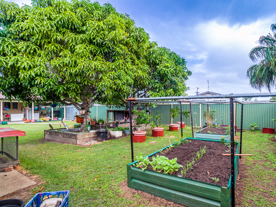 4 TWOLYN STREET, Urangan