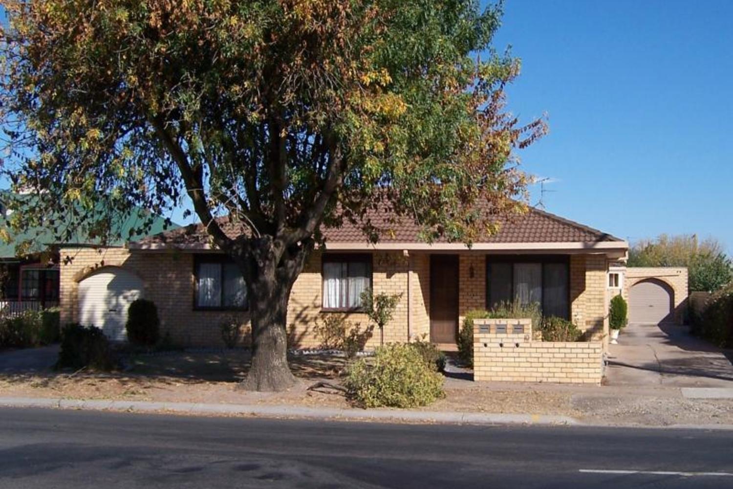 1 / 10 Williams Road, Horsham