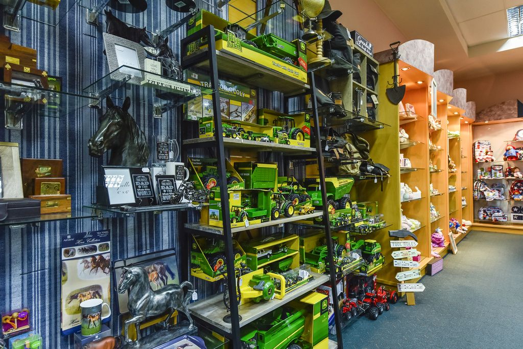 DJ INTERIORS