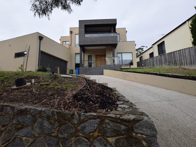 8 The Rise, Narre Warren North