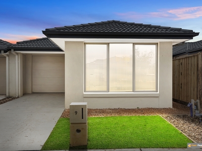 9 Mossey Crescent, Cranbourne East