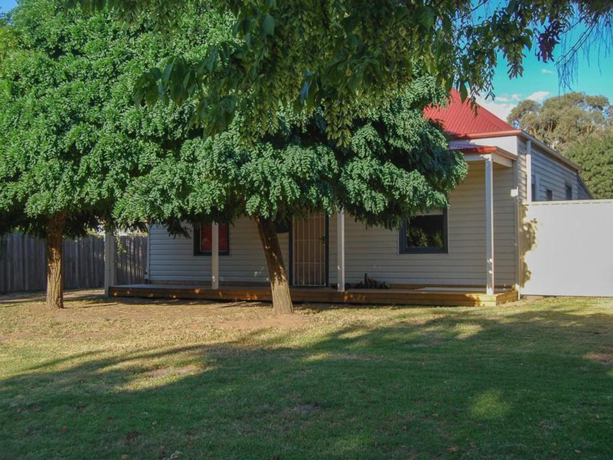 10 The Parade, Mansfield Clark & Co Real Estate