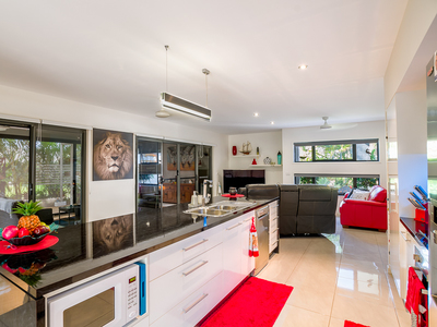 6 COCKLE COURT, Burrum Heads