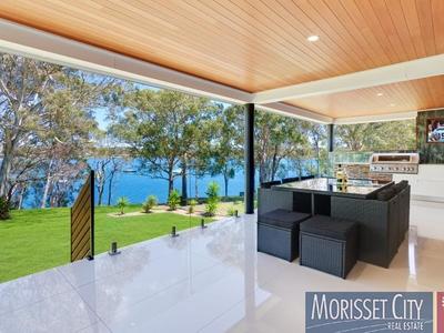 1 Lake View Avenue, Brightwaters