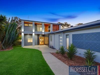 1 Lake View Avenue, Brightwaters