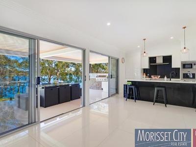 1 Lake View Avenue, Brightwaters