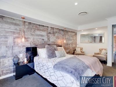 1 Lake View Avenue, Brightwaters