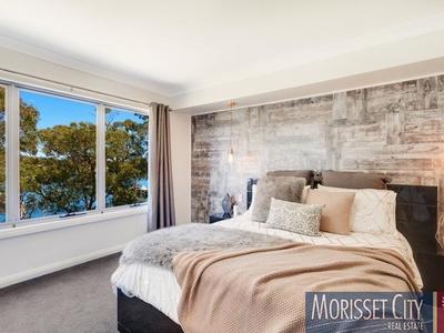 1 Lake View Avenue, Brightwaters