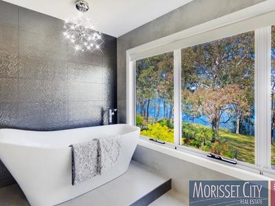 1 Lake View Avenue, Brightwaters