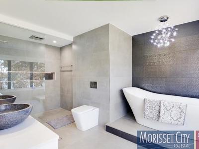 1 Lake View Avenue, Brightwaters