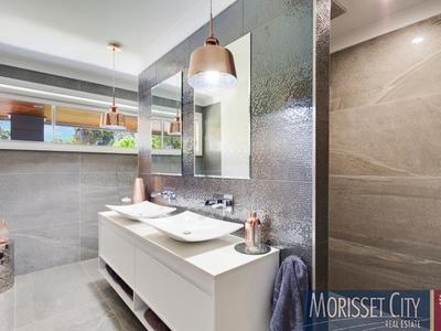 1 Lake View Avenue, Brightwaters