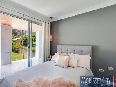 1 Lake View Avenue, Brightwaters