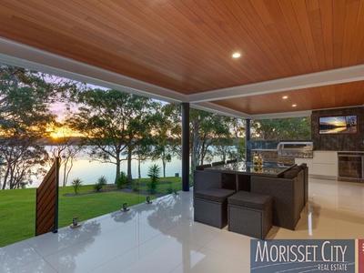 1 Lake View Avenue, Brightwaters