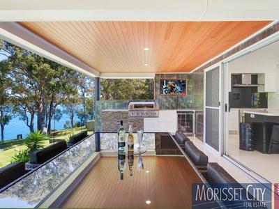 1 Lake View Avenue, Brightwaters