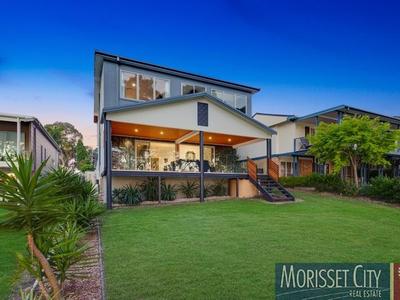 1 Lake View Avenue, Brightwaters