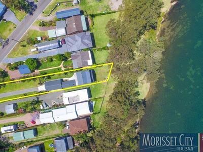 1 Lake View Avenue, Brightwaters