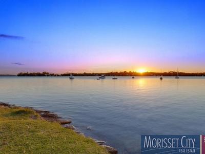 1 Lake View Avenue, Brightwaters