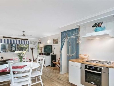 2 / 1 King Street, Urangan