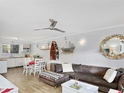 2 / 1 King Street, Urangan