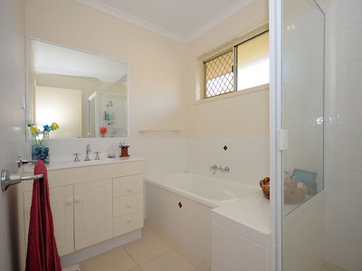 34 Topaz Circuit, Urangan