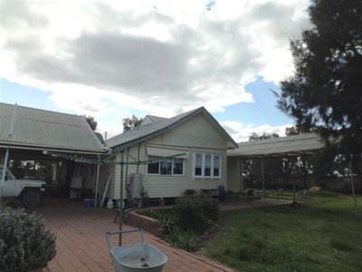 Kialla East
