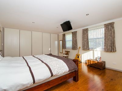 11 Millard Street, Donovans