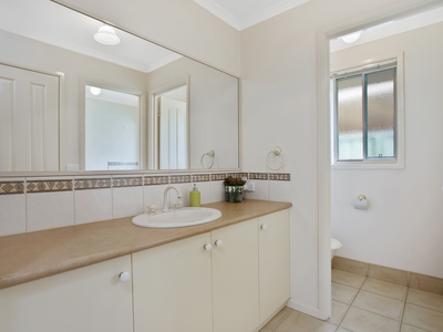 16 Robbins Drive, East Albury