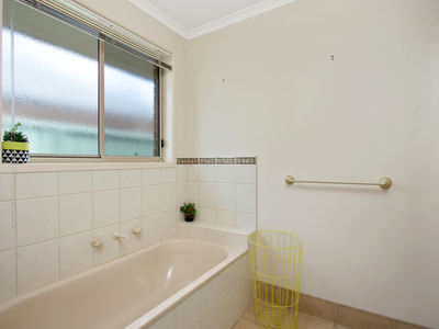 16 Robbins Drive, East Albury