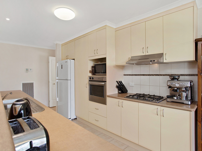 16 Robbins Drive, East Albury