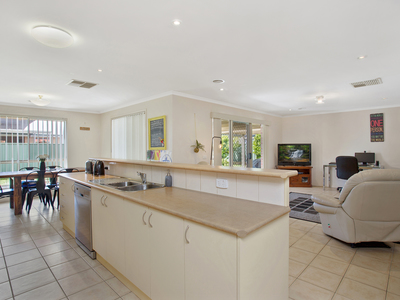 16 Robbins Drive, East Albury