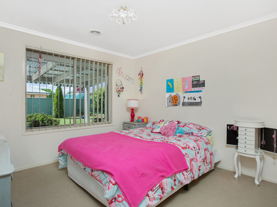 16 Robbins Drive, East Albury