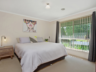 16 Robbins Drive, East Albury