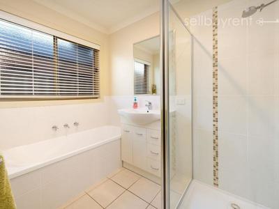21 DERWENT WAY, Wodonga