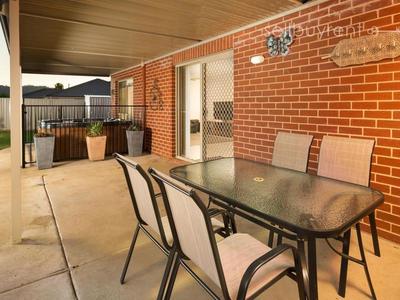 21 DERWENT WAY, Wodonga