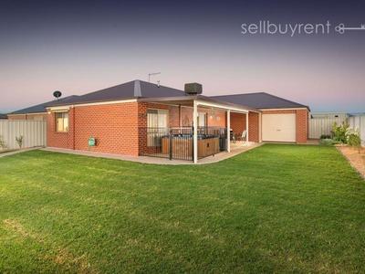 21 DERWENT WAY, Wodonga