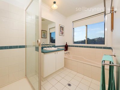 17 AVONDALE DRIVE, Wodonga