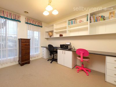 17 AVONDALE DRIVE, Wodonga