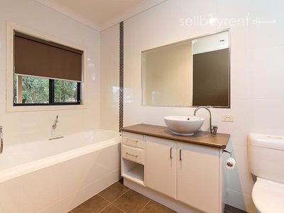 6 WOODSWALLOW LANE, Jindera