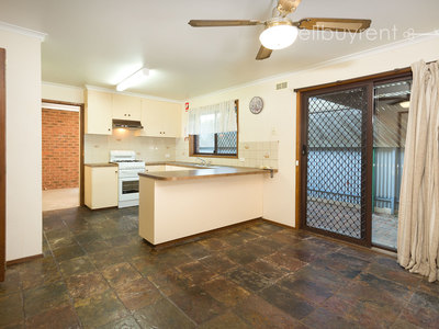 38 SERPENTINE AVENUE, West Wodonga
